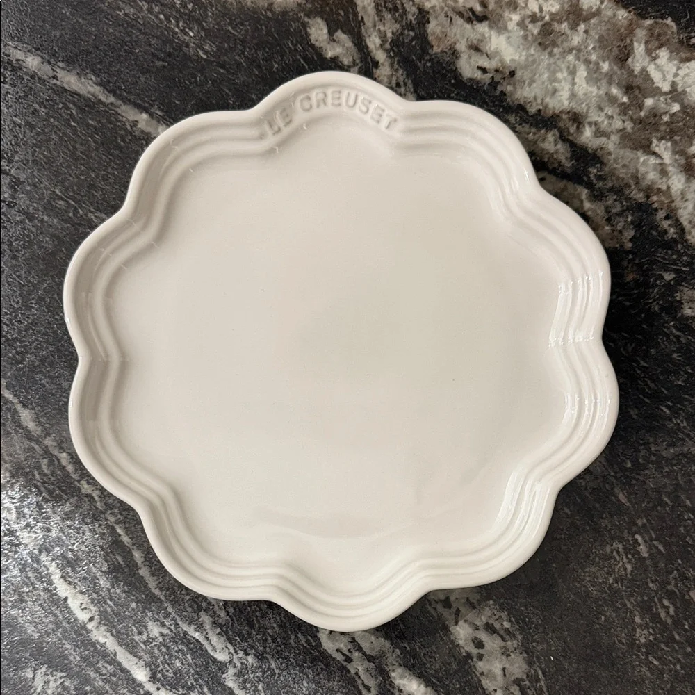 Le Creuset Scalloped Frill Plate NIB!